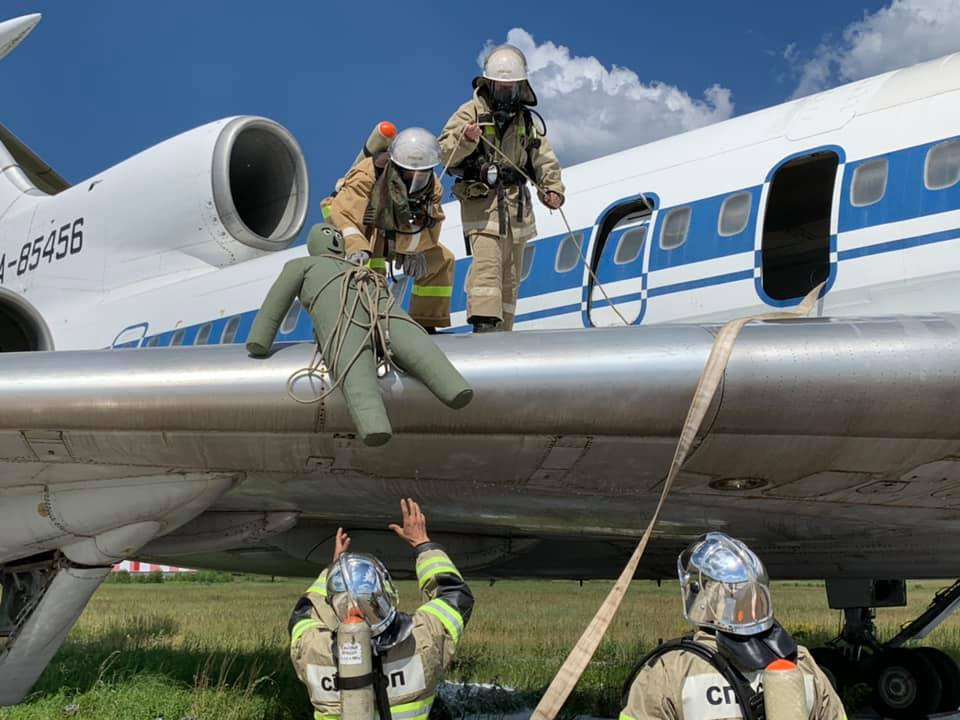 Спасатели эвакуируют пассажиров самолета