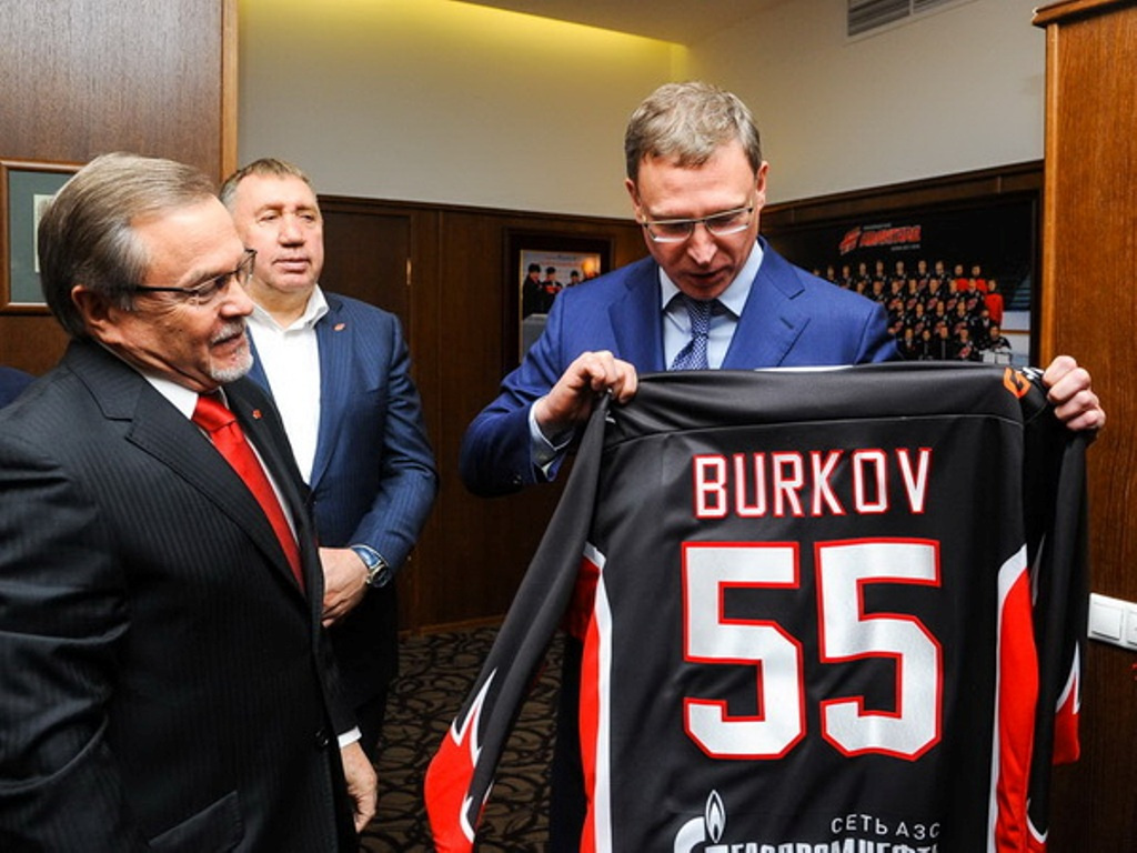 Приятный бонус — Александр Бурков получает в подарок игровой свитер
