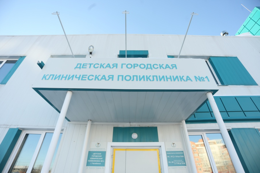 Детская поликлиника на Академика Сахарова, 13а — пока единственное в квартале муниципальное учреждение, но в градостроительном плане значатся ещё здания