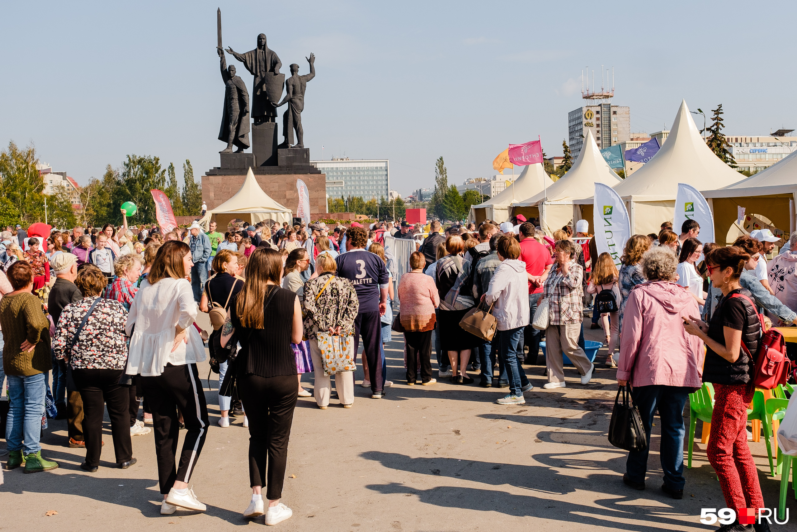 Та же очередь, но с другого ракурса Та же очередь, но с другого ракурса
