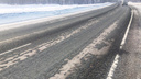 Растворилось за зиму: на отремонтированной трассе под Новосибирском слезло покрытие