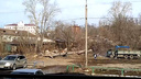 В Перми во время вырубки сквера упавшее дерево чуть не придавило рабочего. Видео