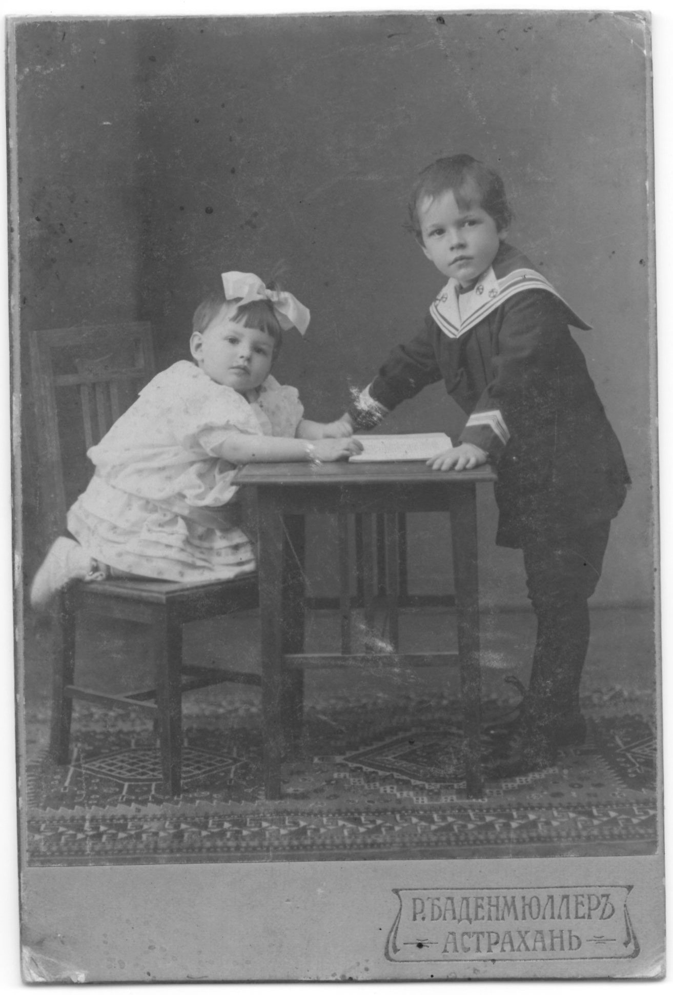 Мальчик в матроске и девочка с бантом и рюшами: брат и сестра Павел и Ксения Мочаловы 