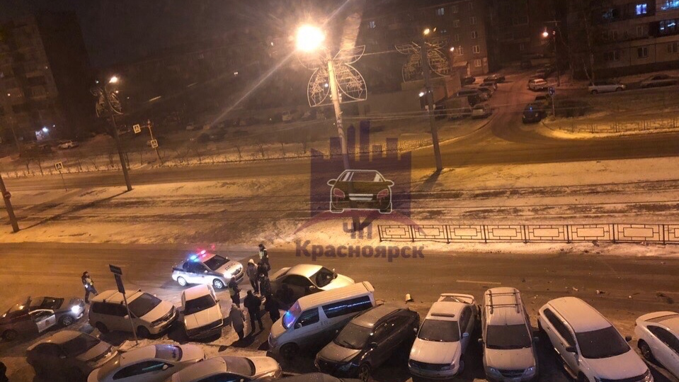 Пьяный водитель смял 6 машин на парковке в Красноярске
