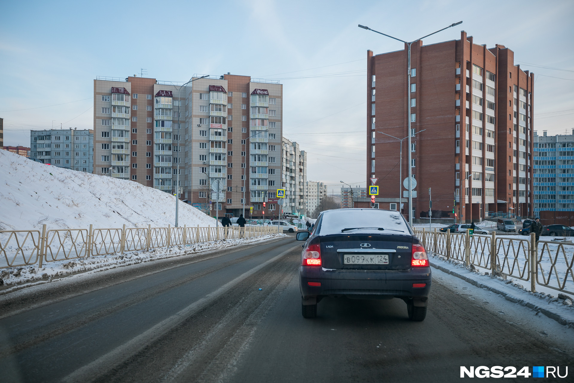 На улице Ерофеевской постоянно собираются пробки: новая дорога не рассчитана на всех желающих выехать на новую магистраль 