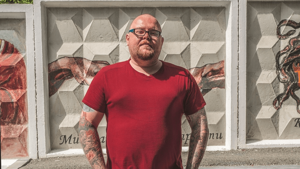 «Ваш менталитет подперт армией и тюрьмой»: человек с татуировками на все руки — о тату-хейтерах