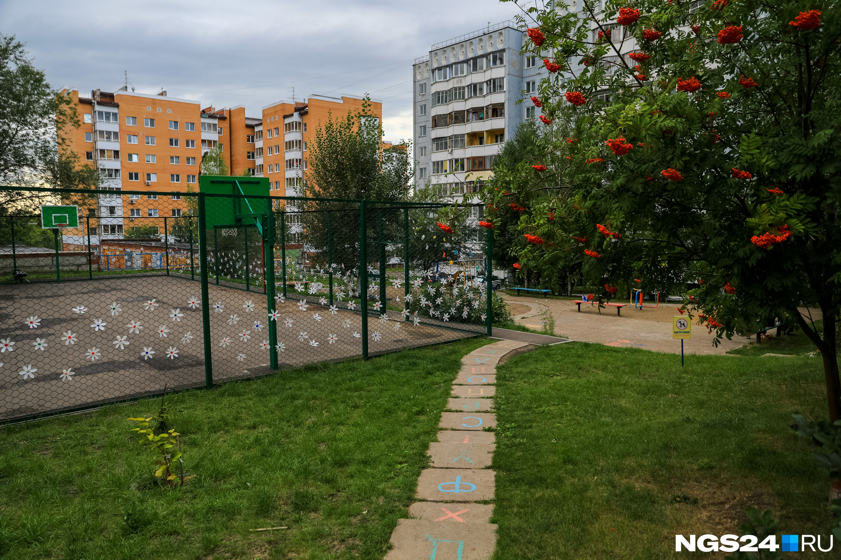 На новой баскетбольной площадке, по словам жильцов, не разрешают гулять малышам На новой баскетбольной площадке, по словам жильцов, не разрешают гулять малышам