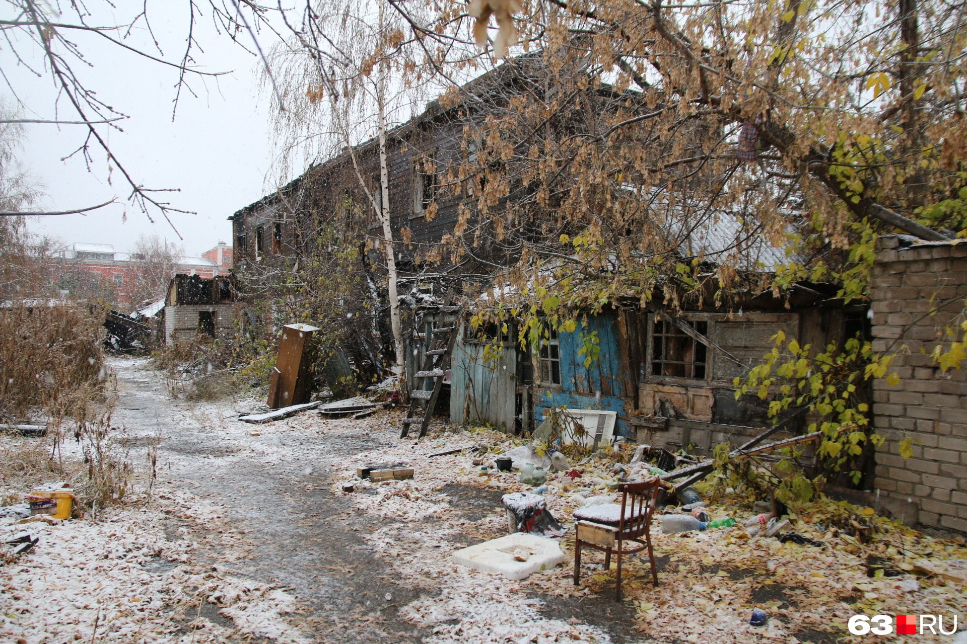Такие дома часто становятся приютом для бомжей Такие дома часто становятся приютом для бомжей
