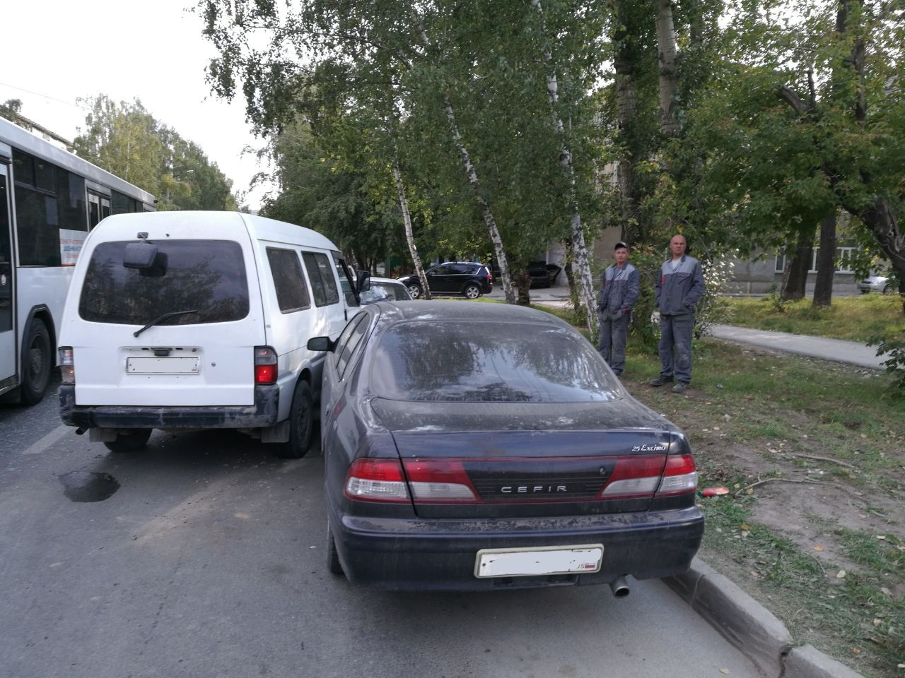 Микроавтобус Mazda и автомобиль Nissan Cefiro Микроавтобус Mazda и автомобиль Nissan Cefiro