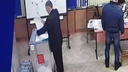 «Меня попросили»: в Волгограде главу избирательного участка простили за вброс бюллетеней на выборах