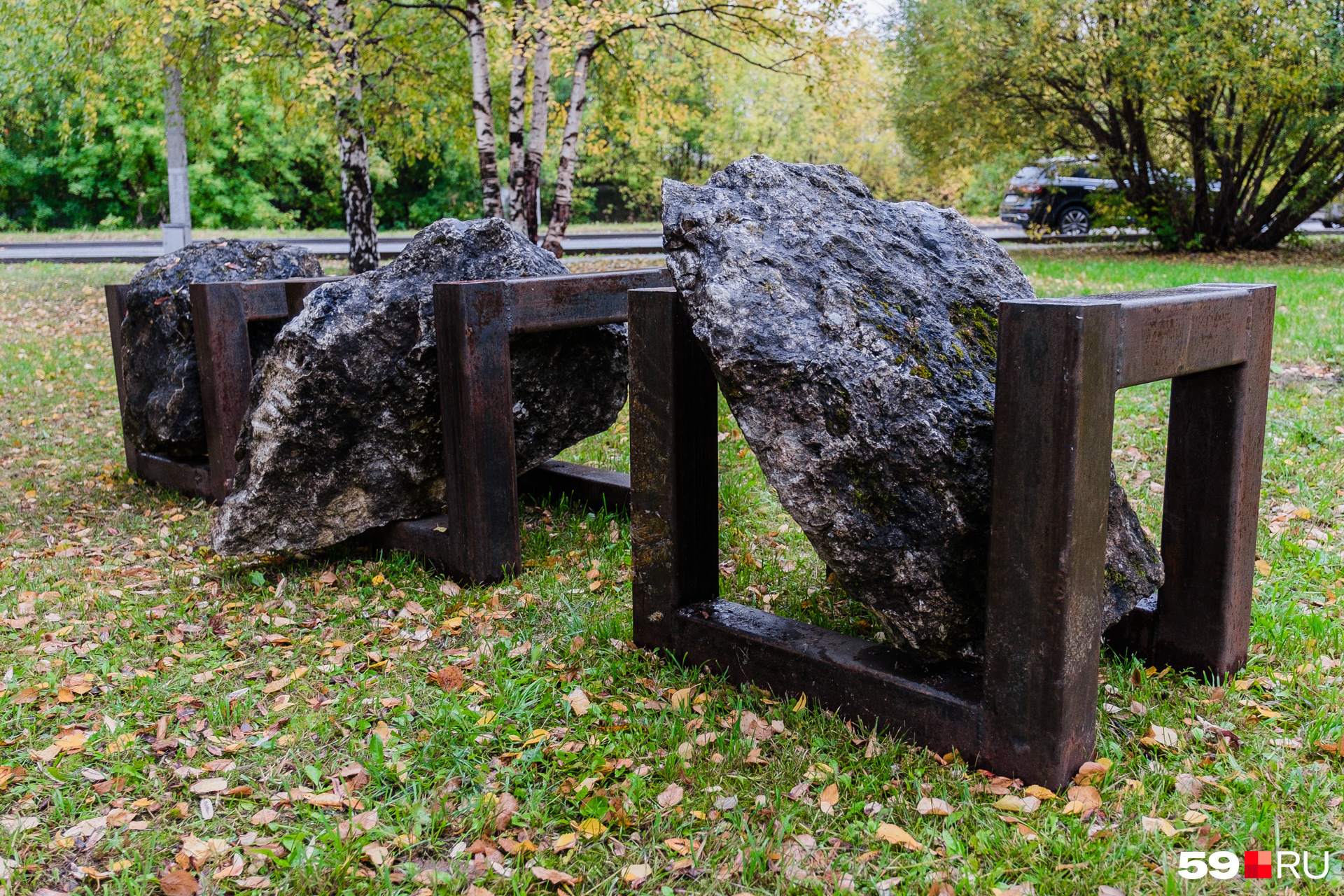 Инсталляция «Тропа» краснодарского скульптора Валерия Казаса. Автор работает с деревом и камнем  