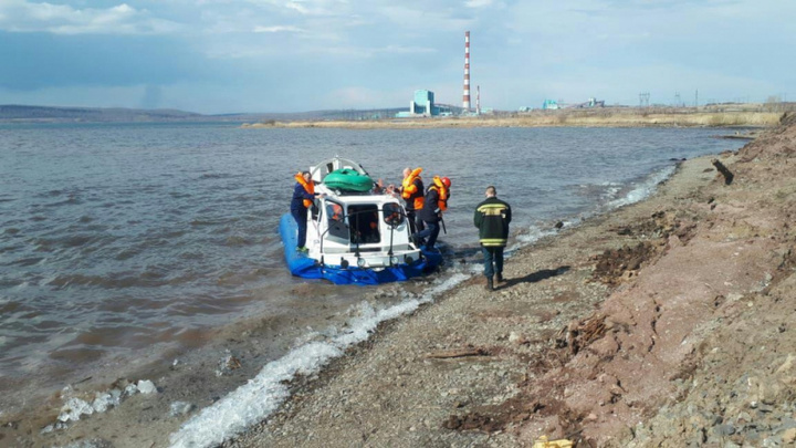 10 рыбаков оторвались от берега на тонкой льдине и дрейфовали по водохранилищу