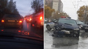 Город разбитых машин: по пути домой новосибирцы массово попадают в ДТП на скользких дорогах