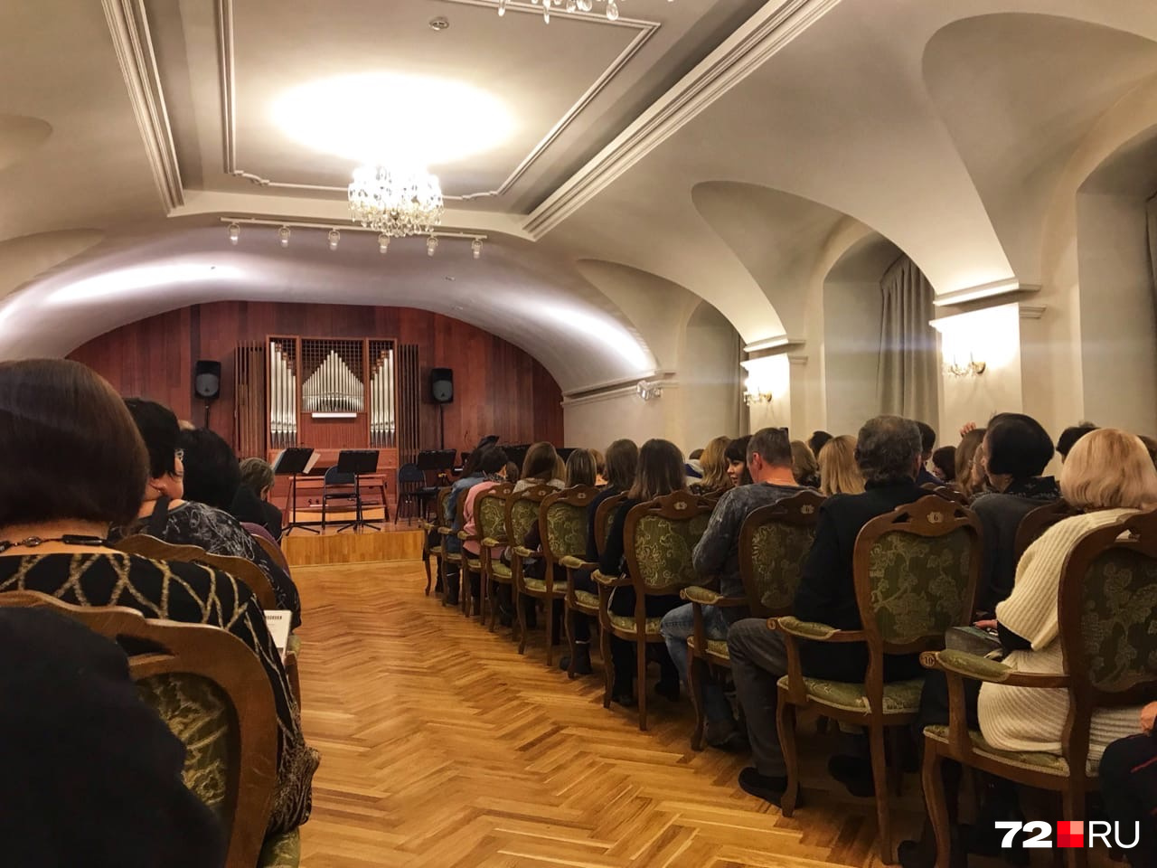 В зале было около 150 человек. Одни тюменцы решили соблюсти дресс-код, другие, напротив, пришли в обычной одежде В зале было около 150 человек. Одни тюменцы решили соблюсти дресс-код, другие, напротив, пришли в обычной одежде