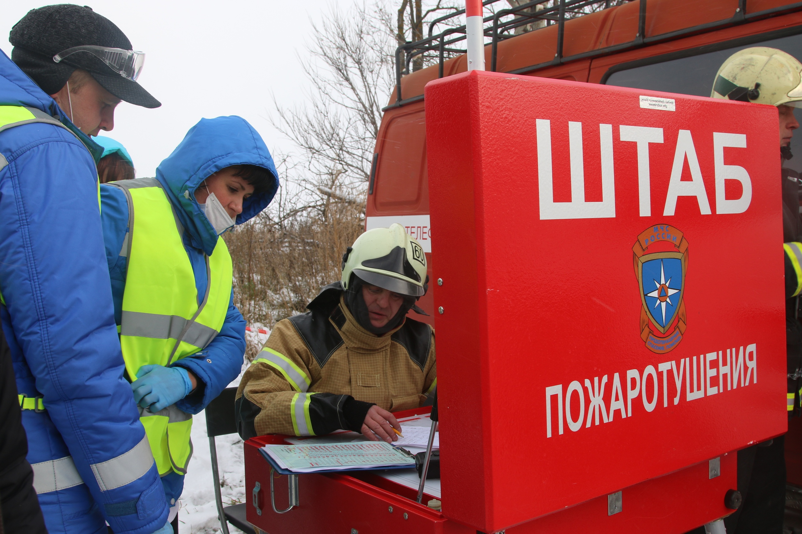Штаб разбили прямо в поле<br> Штаб разбили прямо в поле<br>