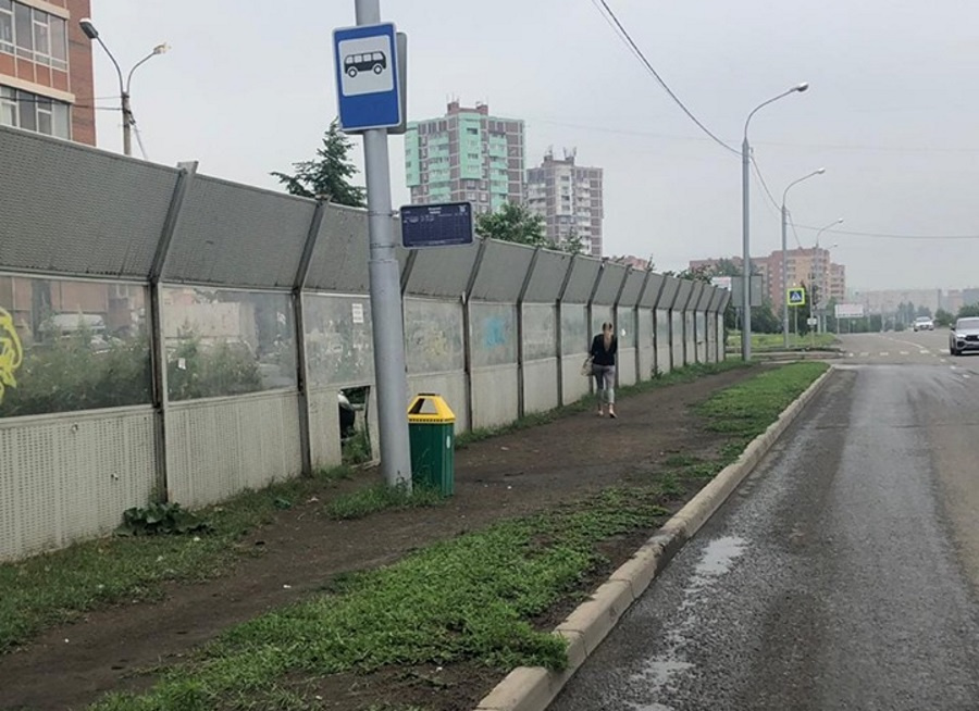 В конце лета остановка выглядела так В конце лета остановка выглядела так