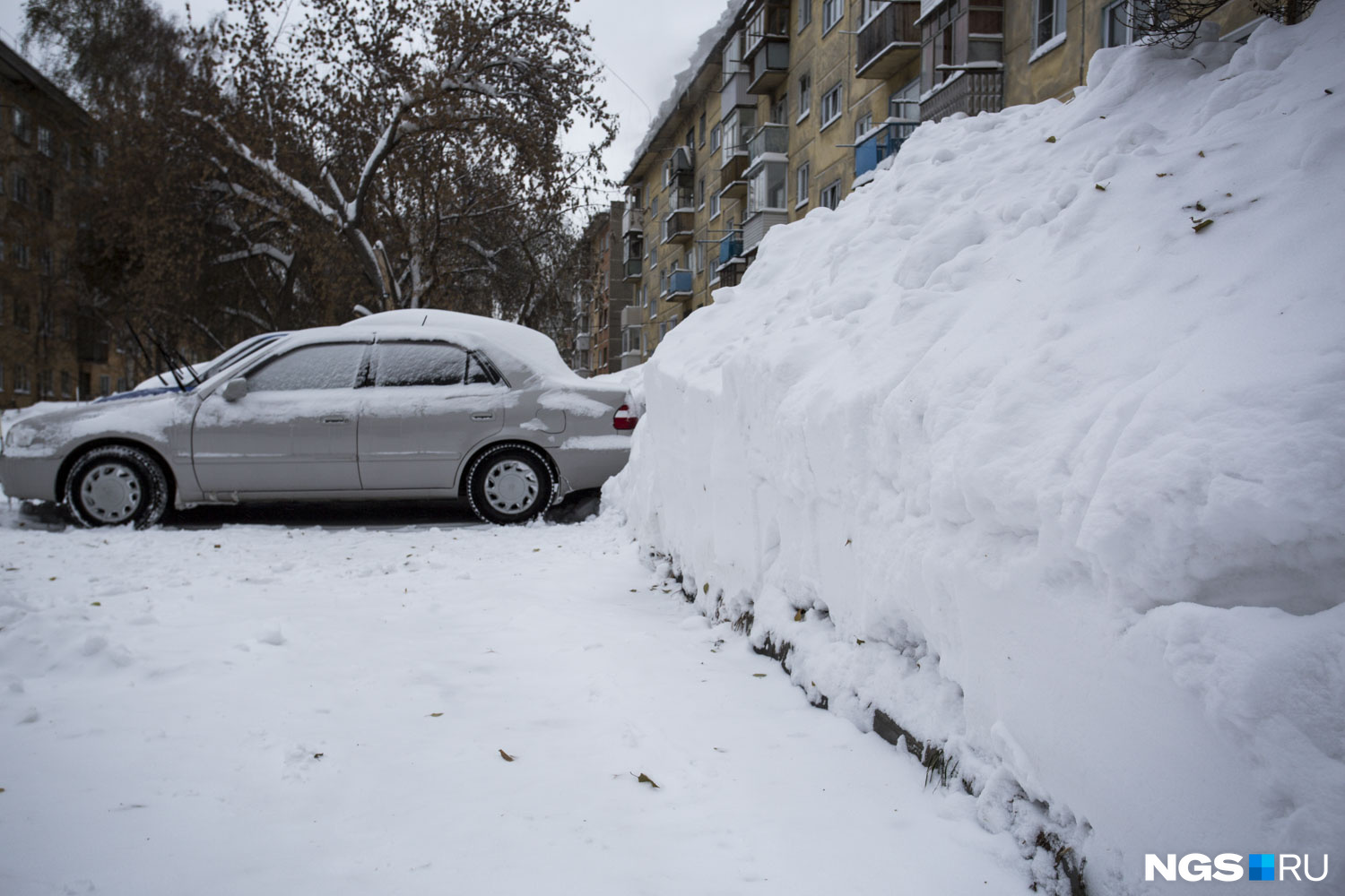 В Дзержинском районе и Центральном округе нет средств на вывоз снега с внутриквартальных дорог, а значит, сугробы здесь останутся, скорее всего, до весны