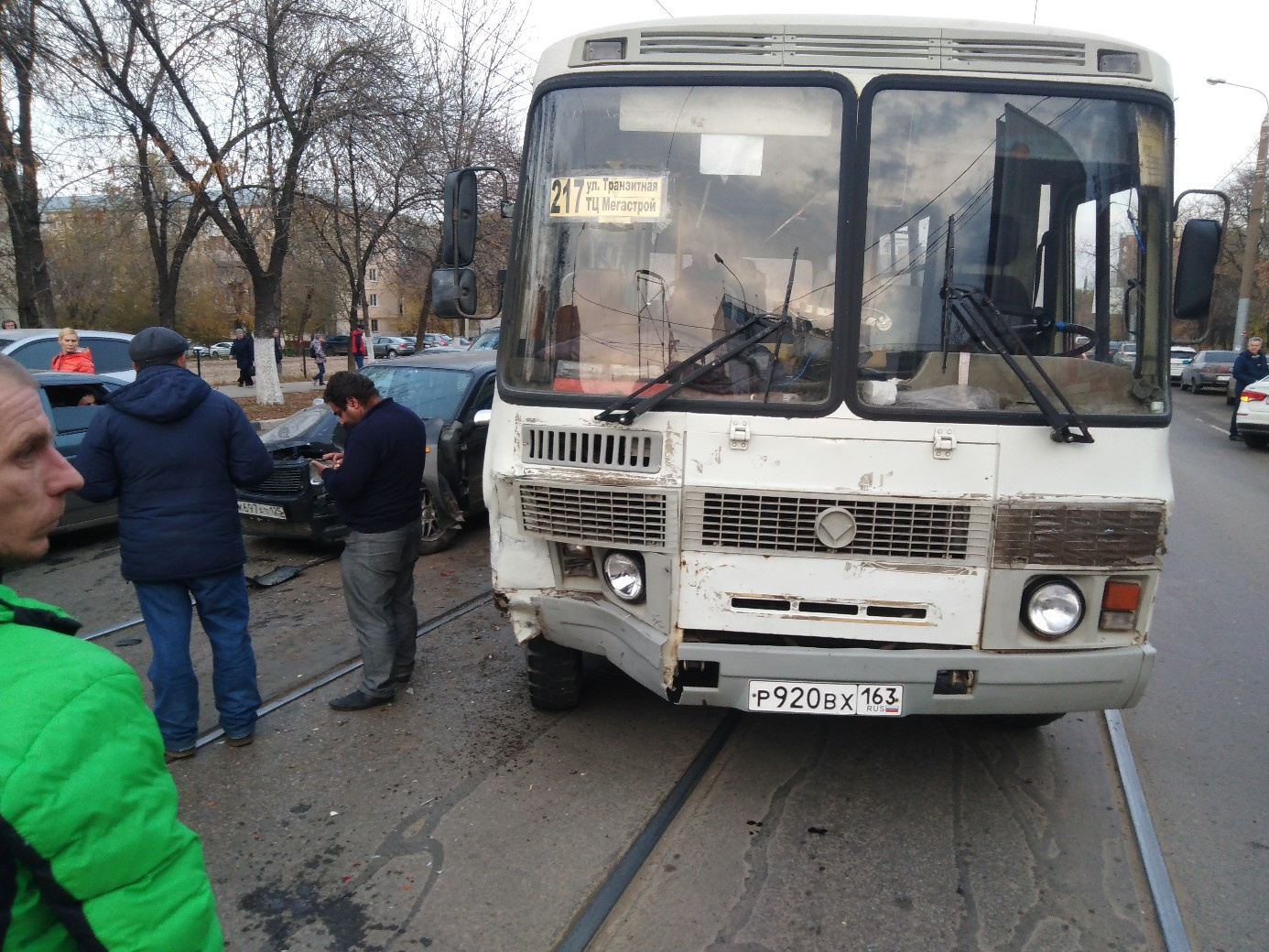В автобусе находилось около 10 пассажиров В автобусе находилось около 10 пассажиров