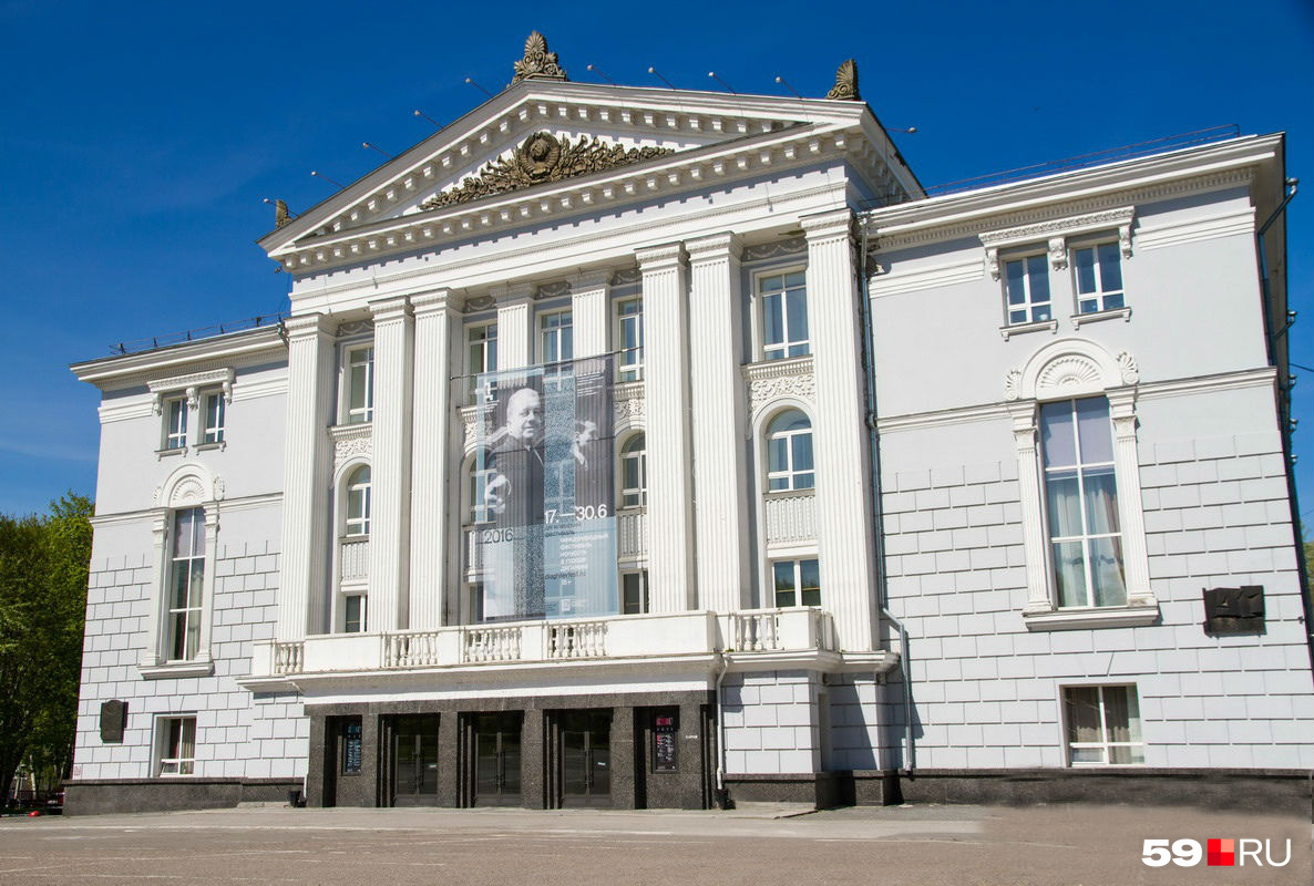 Современный фасад театра Современный фасад театра
