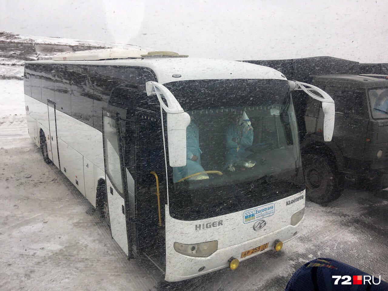 Два автобуса, специально подготовленных для пассажиров из Китая, ожидали их у взлётной полосы. Все встречающие специалисты —  строго в спецзащите и масках