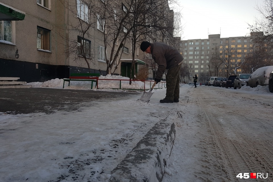 Плохая уборка дворов. Снег во дворе. Кто должен убирать снег во дворе многоквартирного дома. Город Курган фото государственная жилищная инспекция.