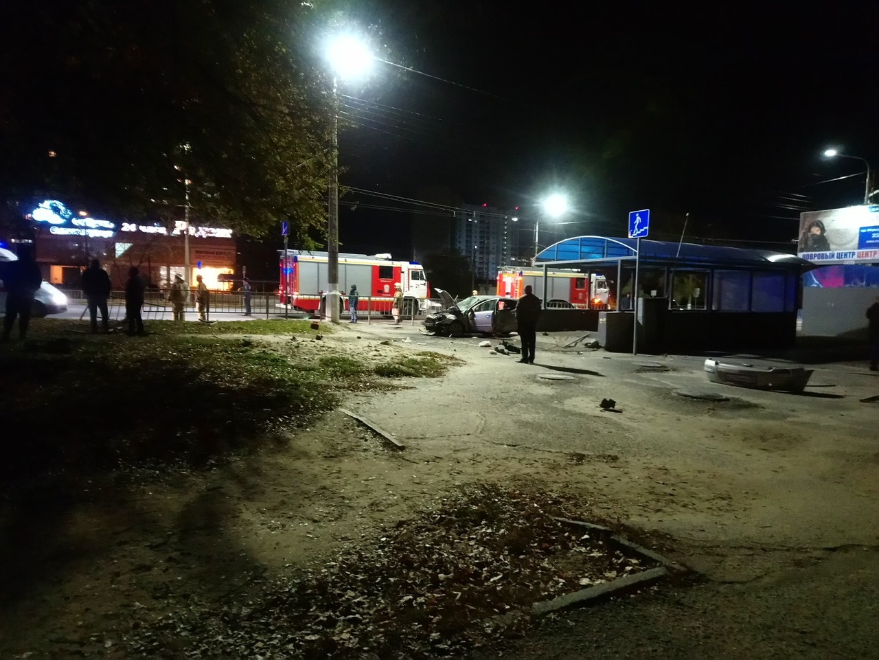 На остановке пешеходов, к счастью, не оказалось На остановке пешеходов, к счастью, не оказалось