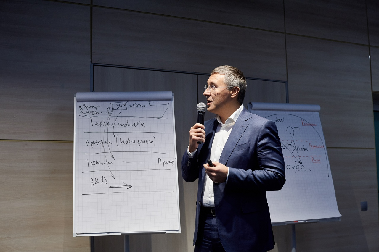 Валерий Фальков женат, имеет одного несовершеннолетнего ребенка Валерий Фальков женат, имеет одного несовершеннолетнего ребенка
