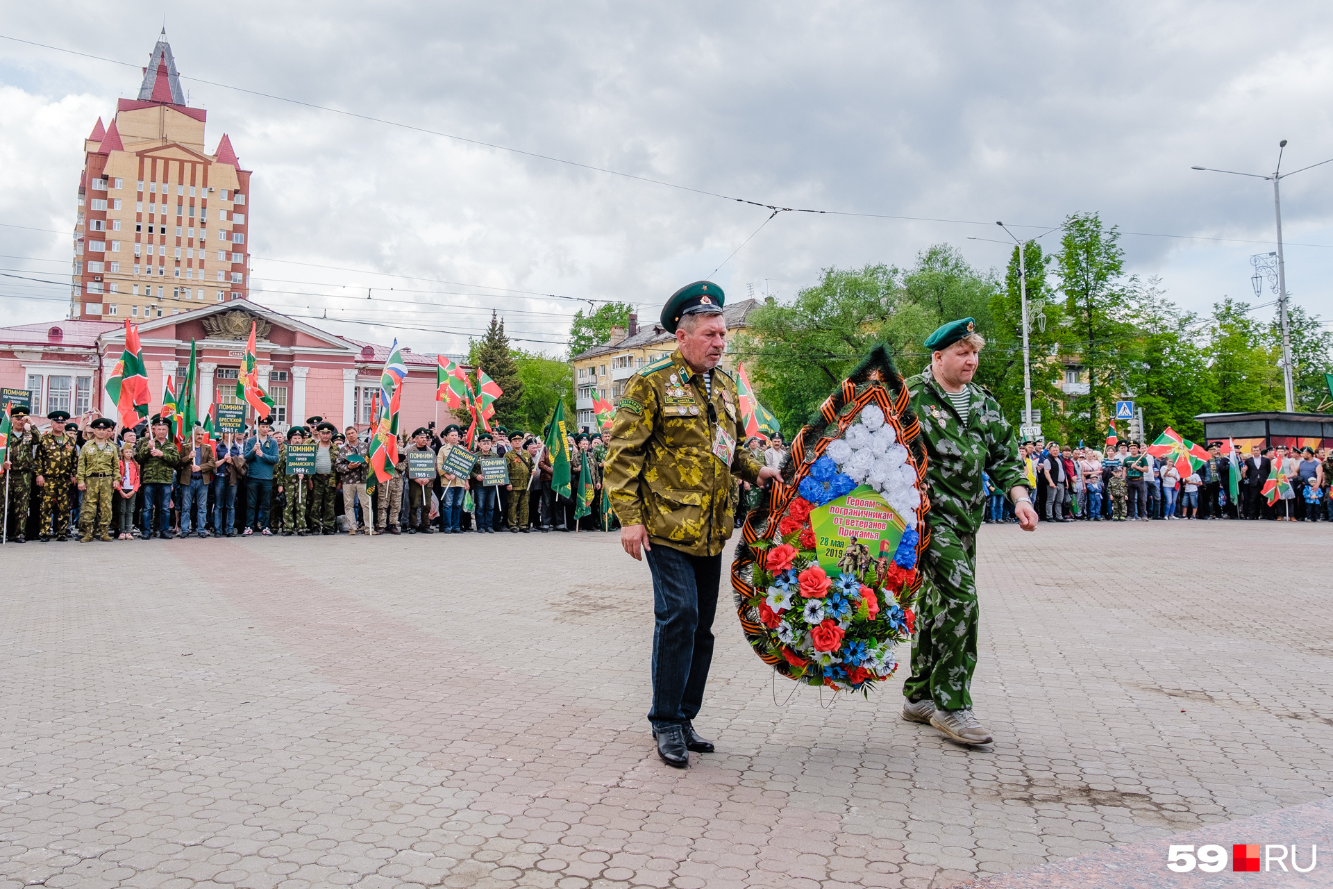Торжественное возложение венка Торжественное возложение венка
