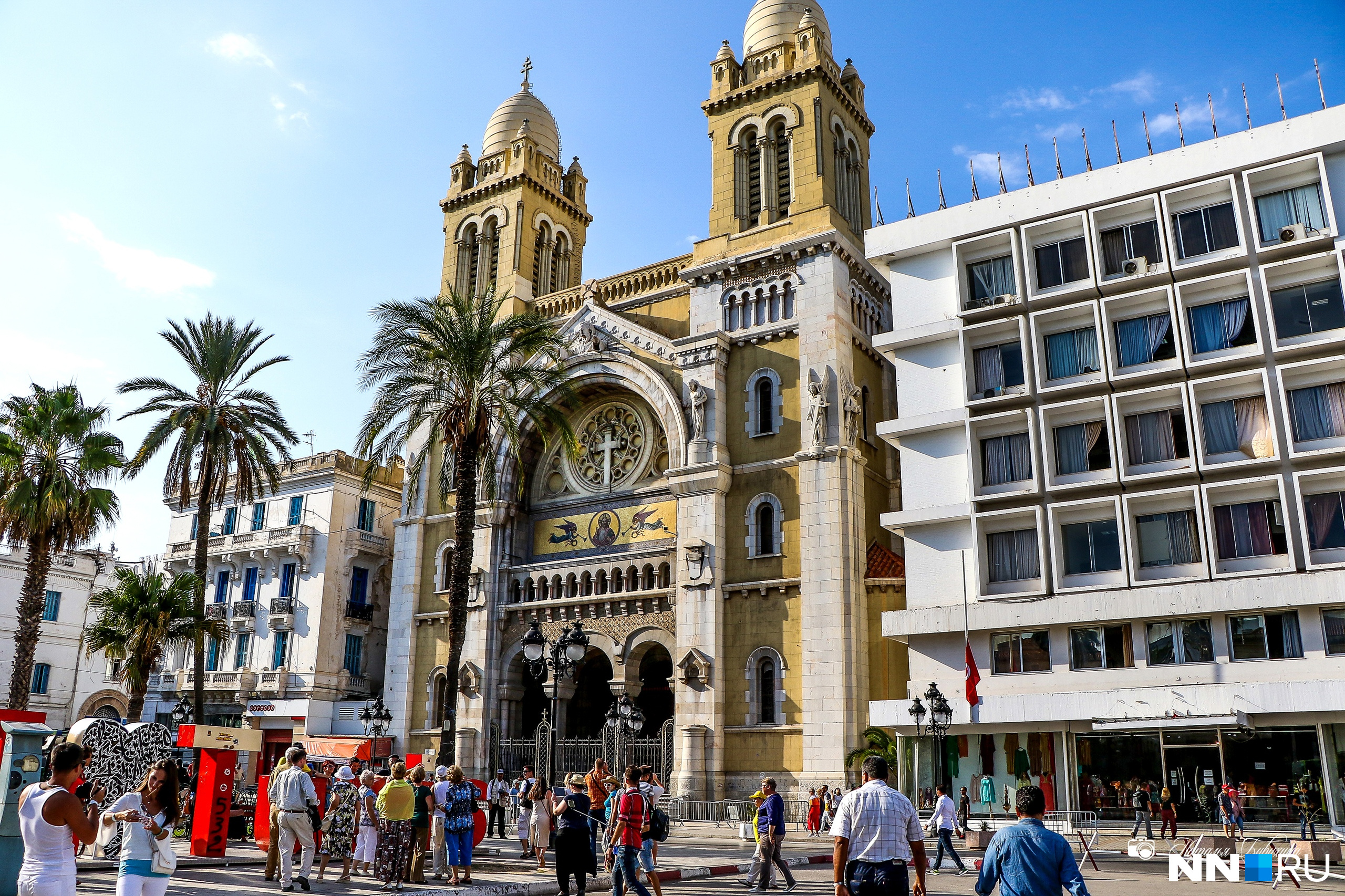 Тунис — столица Туниса. Кафедральный собор Сент-Винсент-де-Поль в романо-византийском стиле