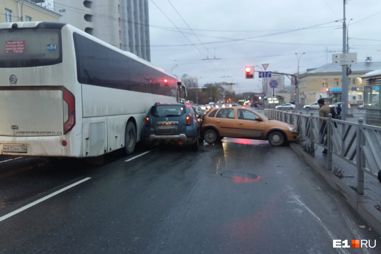 Новости екатеринбург сегодня последние свежие. Гололед Екатеринбург. Происшествия Екатеринбург на дороге ЕКД. Обстановка на дорогах в Екатеринбурге.