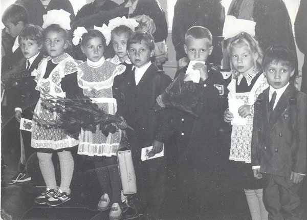 Первоклашки. 1 сентября 1993 года. Девочка в кроссовках носила спортивную обувь с юбкой задолго до того, как это стало модным Первоклашки. 1 сентября 1993 года. Девочка в кроссовках носила спортивную обувь с юбкой задолго до того, как это стало модным