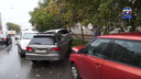 На проспекте Дзержинского столкнулись пять машин: на место приехала скорая и спасатели