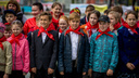 Сотня школьников стала пионерами на площади Ленина