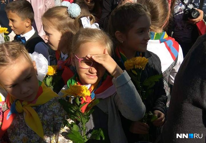 Второклассники 186 школы решили преподнести учительнице по одному цветку, которые сложатся в большой букет.
