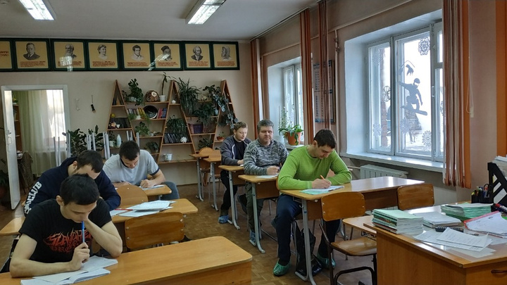 «Идут даже в 50»: в Красноярске подсчитали средний возраст ученика вечерней школы