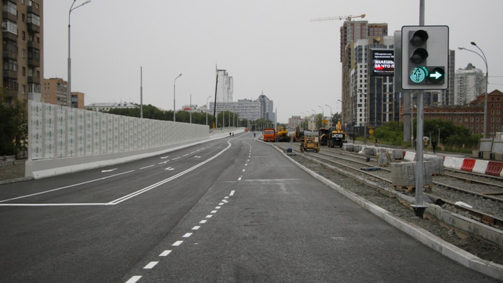 На Макаровском мосту полностью закрыли движение из-за строительства трамвайной линии
