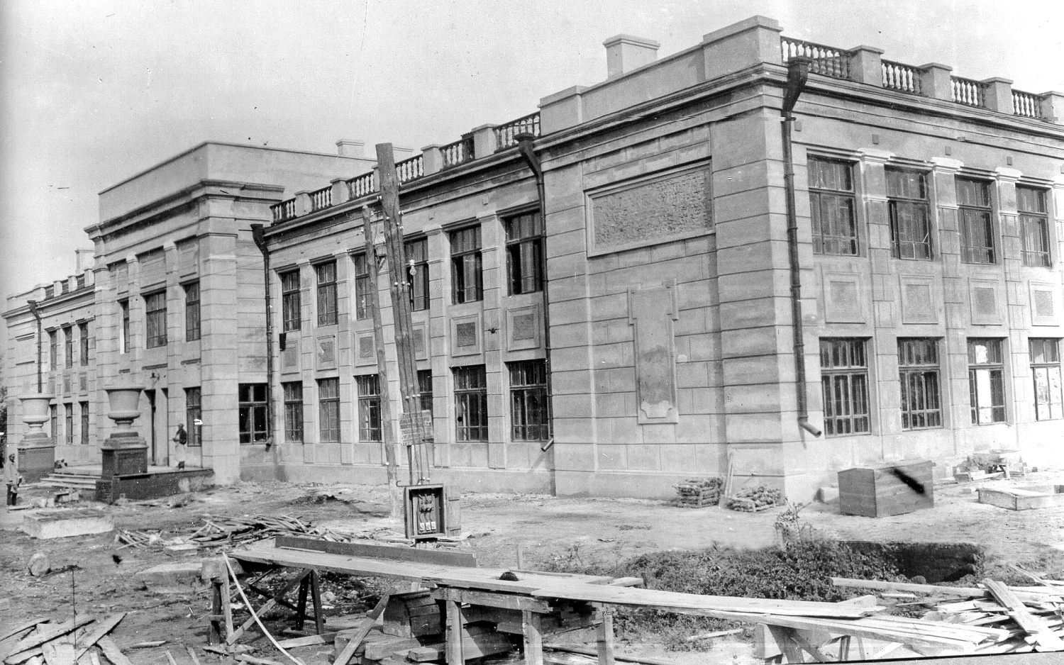 Здание школы в середине 1930-х — ещё в строительных лесах