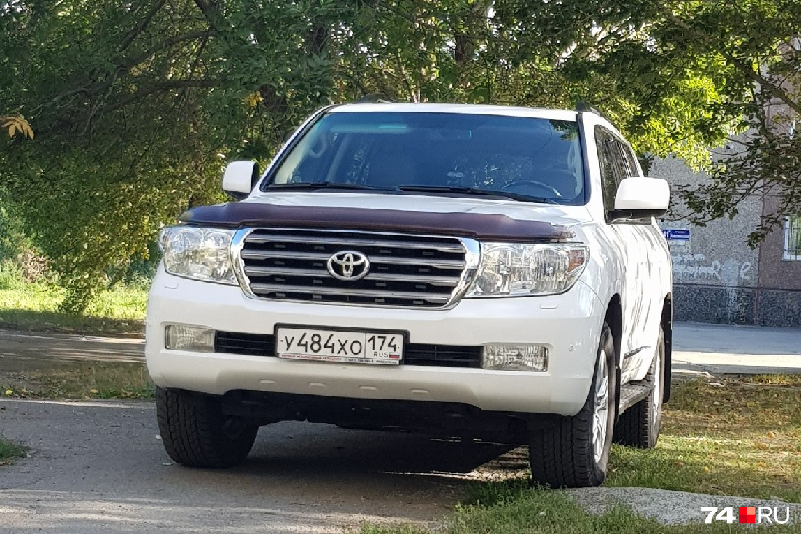 Toyota Land Cruiser стоит на пешеходной дорожке и газоне у дома на Комсомольском проспекте, 41 Toyota Land Cruiser стоит на пешеходной дорожке и газоне у дома на Комсомольском проспекте, 41