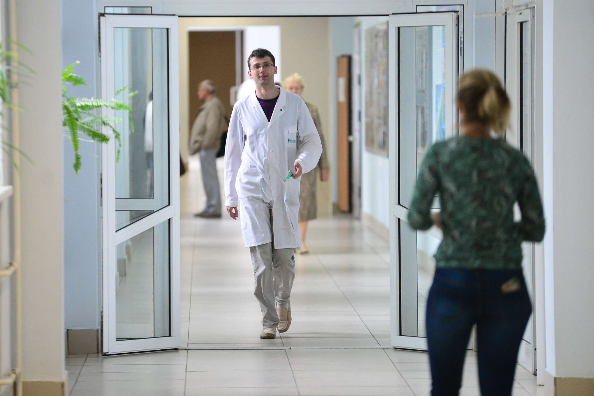 Náš odborník je biotechnolog, který studuje transgenní rostliny