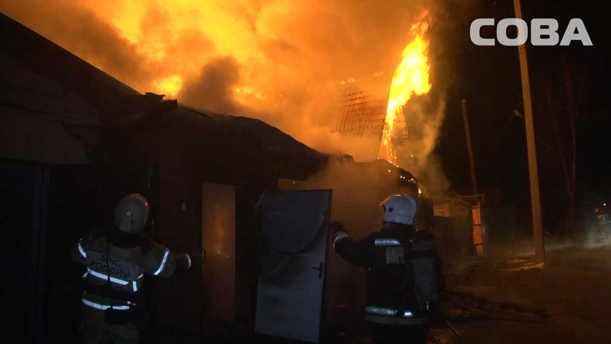 Пламя едва не перекинулось на ещё один дом, но пожарным удалось его отстоять