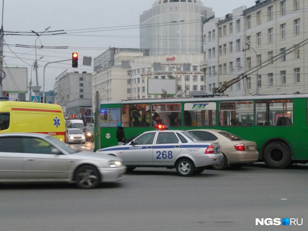 «Тойота» и троллейбус не поделили перекрёсток «Тойота» и троллейбус не поделили перекрёсток