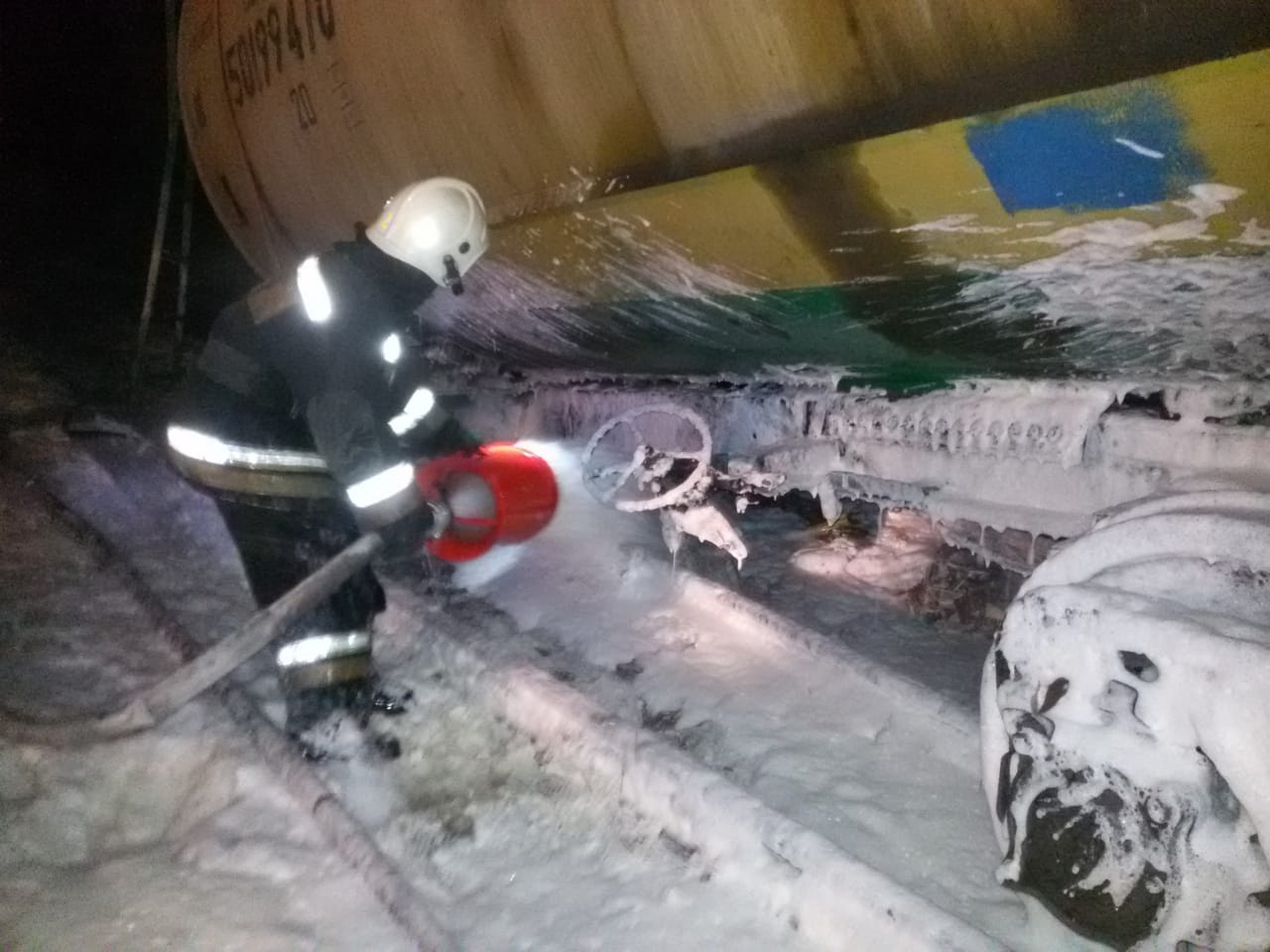 Пожарные устроили пенную атаку, чтобы бензин не загорелся Пожарные устроили пенную атаку, чтобы бензин не загорелся