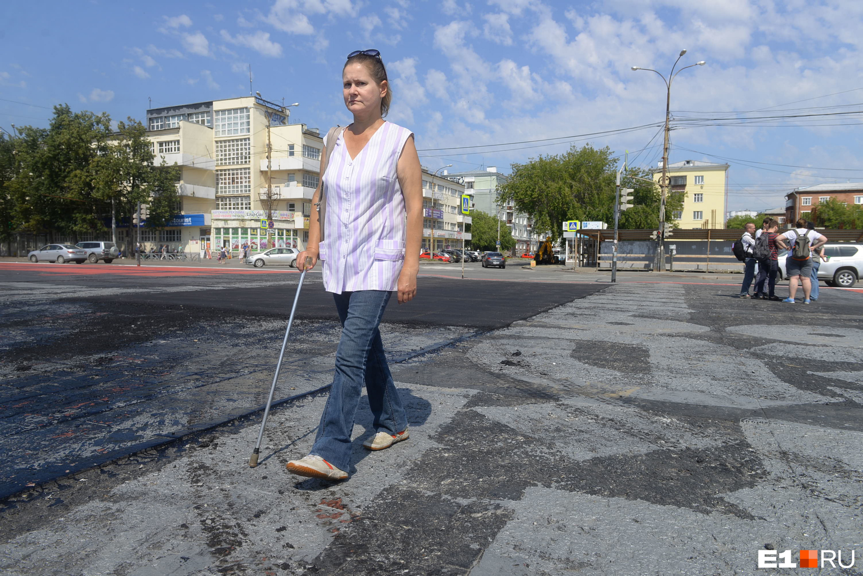 Работа на асфальте. Людей в асфальт закатывать. Закатать в асфальт девушка в начале азиатка.