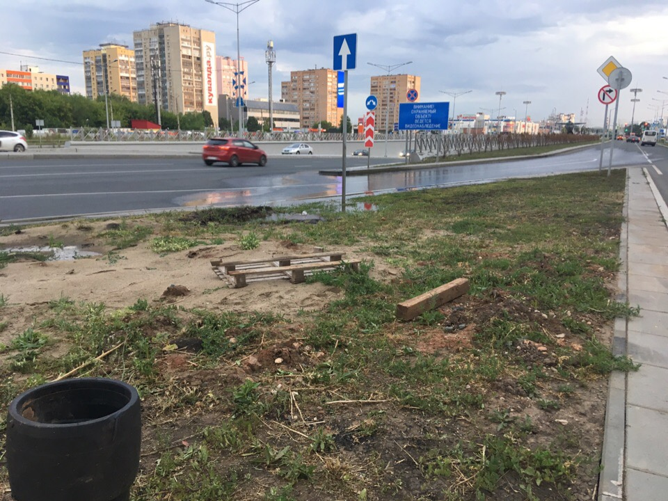 Проезжая часть оказалась в воде Проезжая часть оказалась в воде
