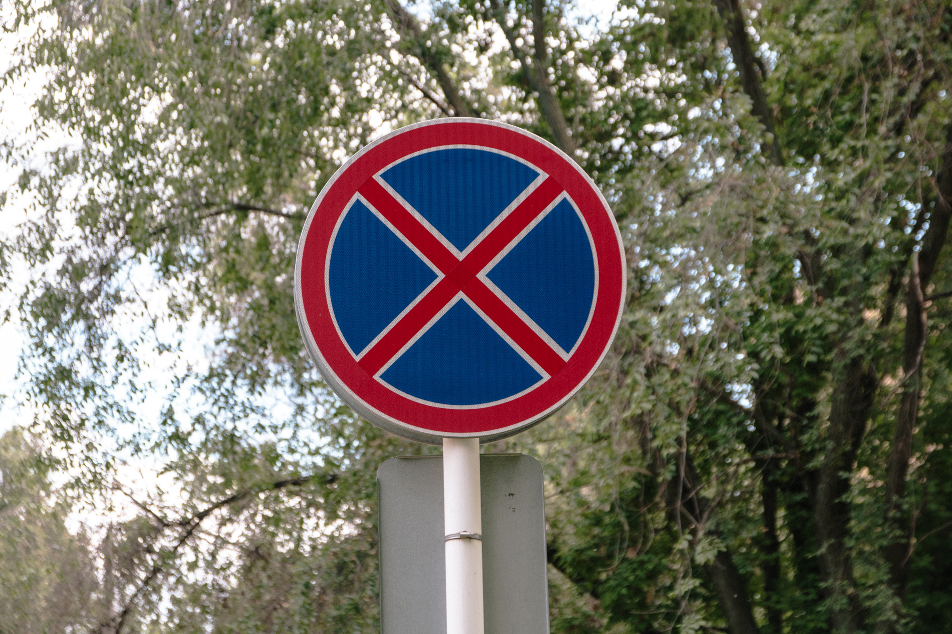 Во дворах ЖК «Ботанический» появилось несколько запрещающих знаков
