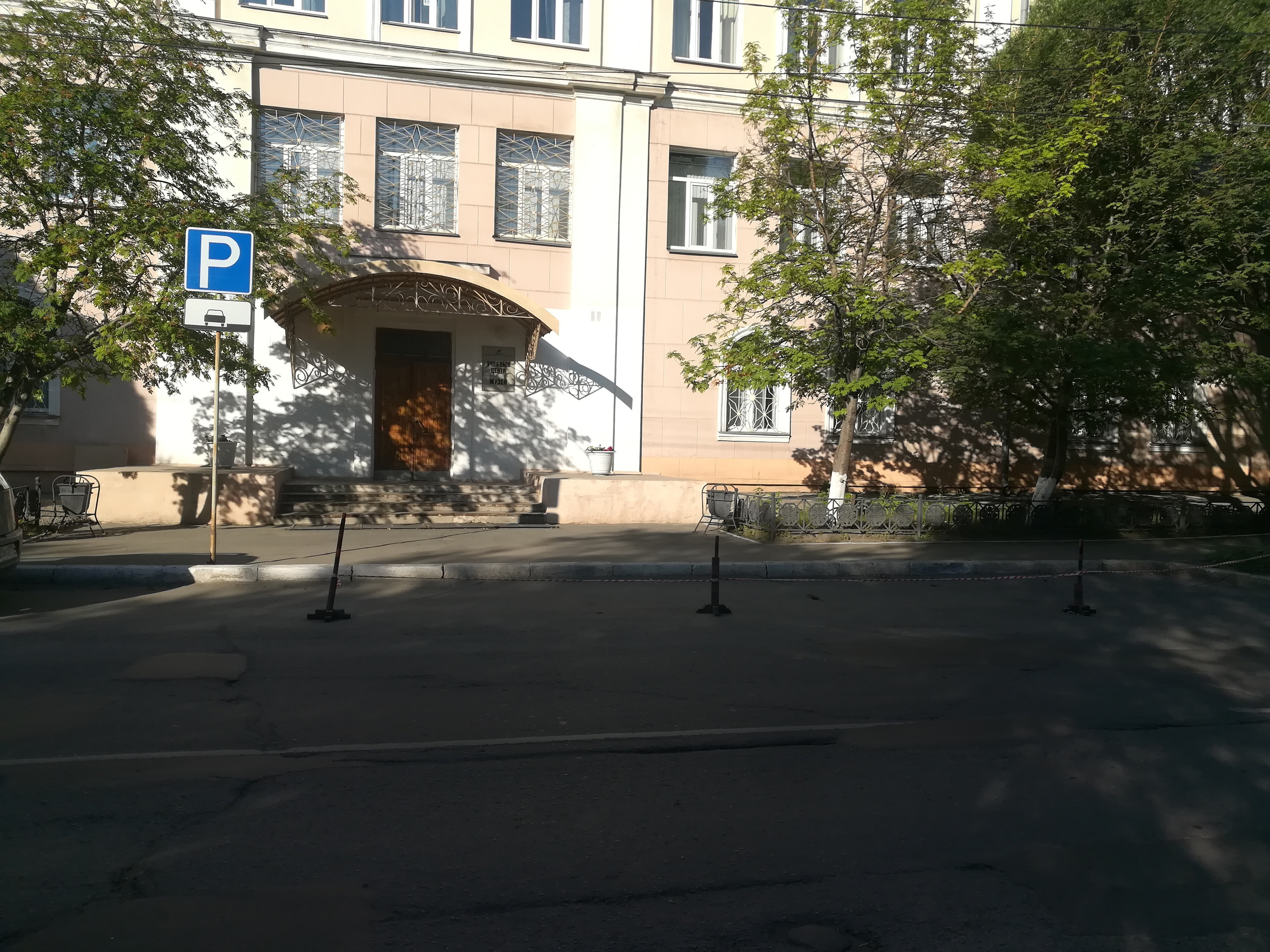 Парковка расположена вдоль проезжей части Парковка расположена вдоль проезжей части