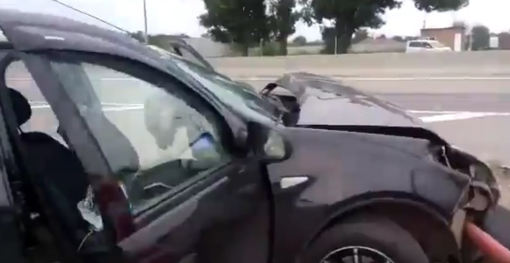 У автомобиля повреждена передняя часть