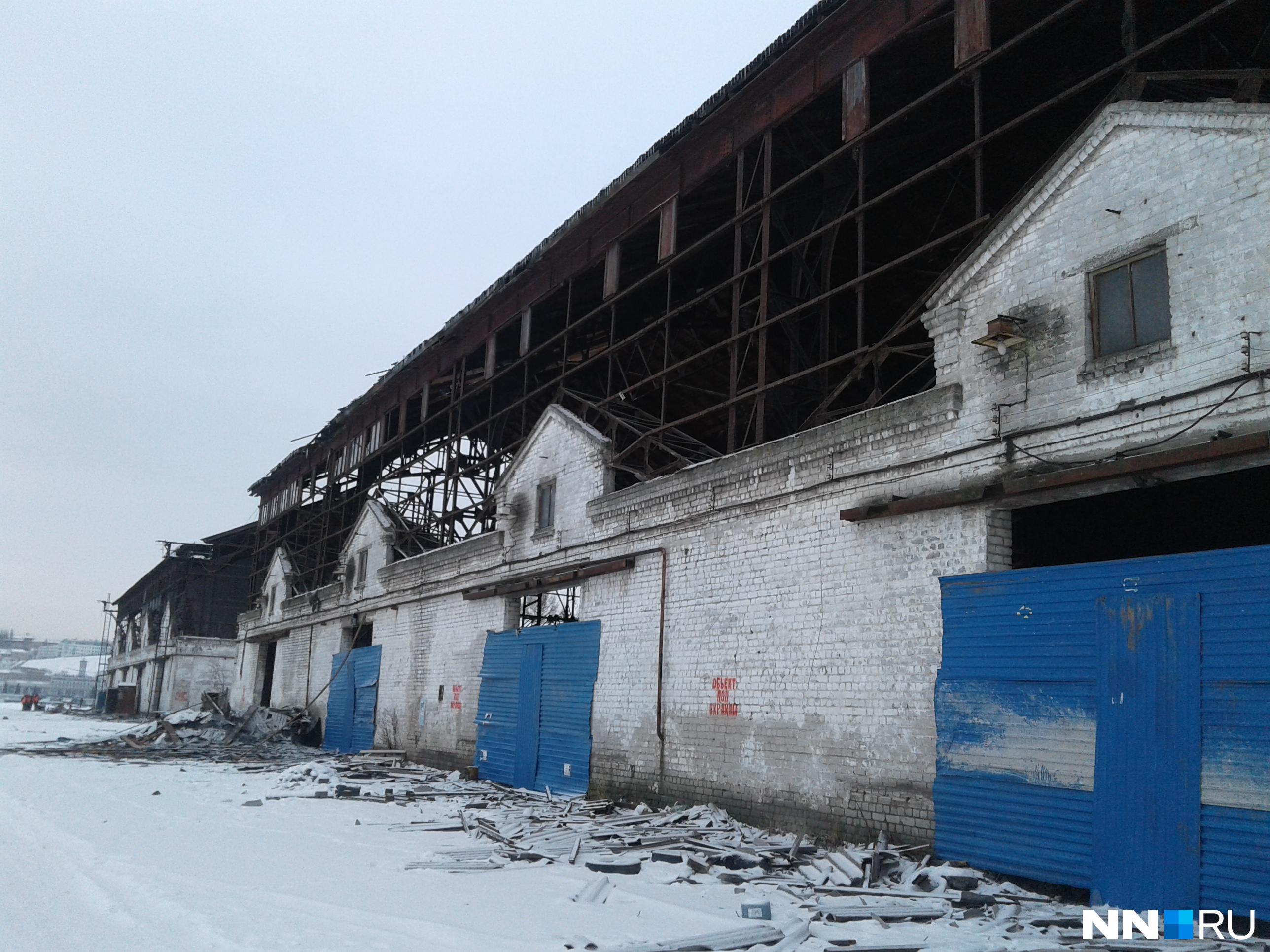 У этого пакгауза недавно пропали ворота У этого пакгауза недавно пропали ворота