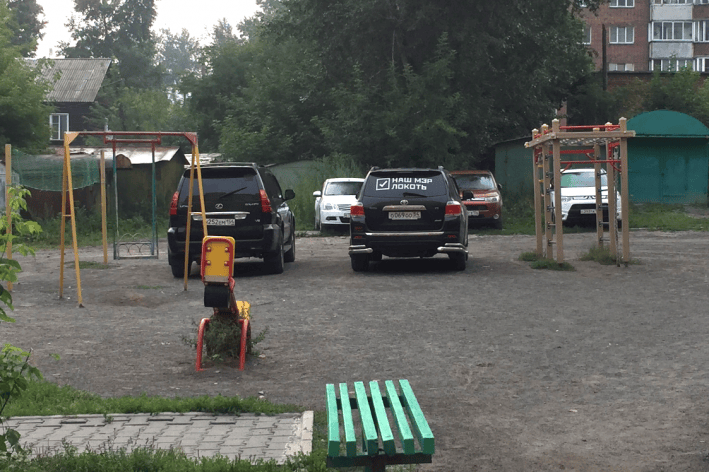 Черные внедорожники на детской площадке Черные внедорожники на детской площадке