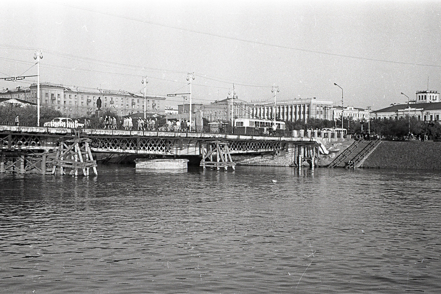 Железный мост в 1960-е годы: на снимке видно, как по нему ходят троллейбусы; трамвайного сообщения в те годы уже не было